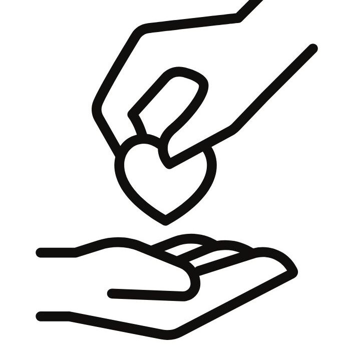 Eine Hand lässt ein Herz in eine andere Hand fallen