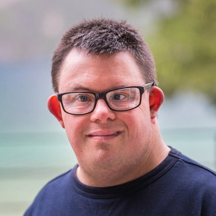 Julian Messner lächelt auf diesem Foto in die Kamera