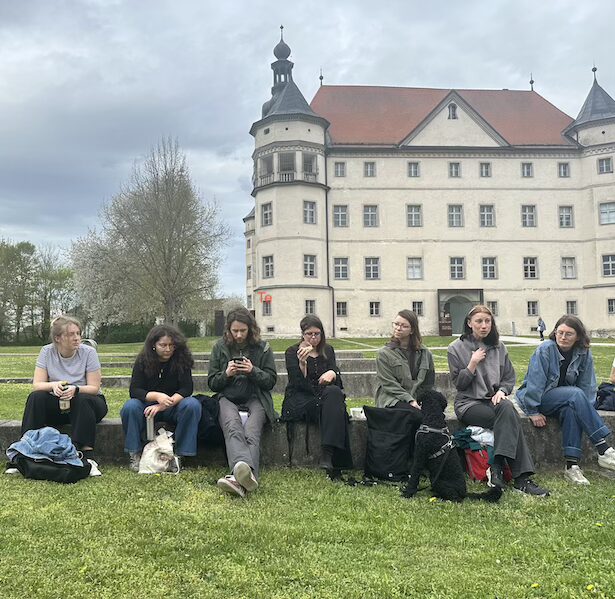Schreibwerkstatt Gruppe vor dem Schloss Hartheim